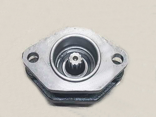 Adapter Ferrari Vgl.-Nr. 92290832 (Zapfwelle) für Anbau-Geräte mit neuen Anschluss (3-Klauen) an Arbeits-Maschine mit alten Anschluss (Adapter m.Außenverzahnung, Maschine mit Innenverzahnung) passend f.Einachser u.Motormäher Ferrari